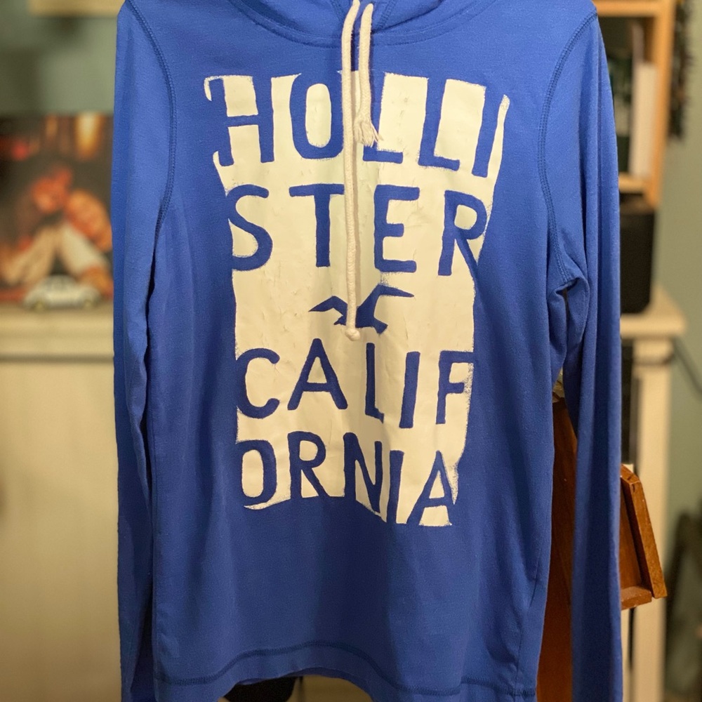 Hollister hoodie. Never been worn size medium.